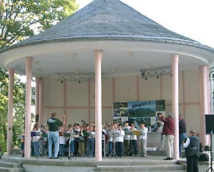 Mundharmonikaspatzen im Pavillon