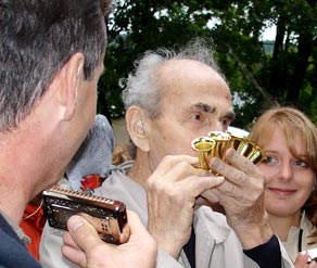 Mundispieler mit tierischen Begleiter